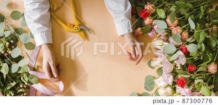 close up florist working table 87300776