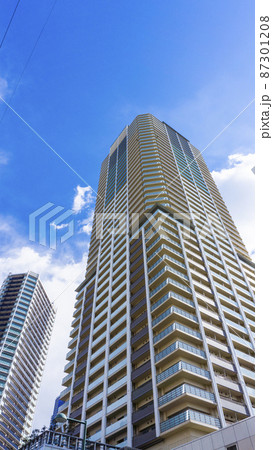 高層マンションの外観と爽やかな青空の風景_w_38 87301208
