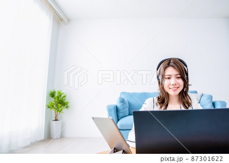 自宅で仕事をする若い女性 87301622