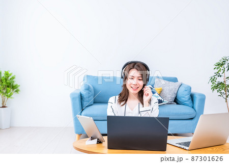 自宅で仕事をする若い女性 自宅で仕事をする若い女性 87301626