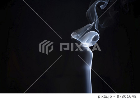 お線香の煙　お彼岸　お参り　アート　シルキー　美　 87301648