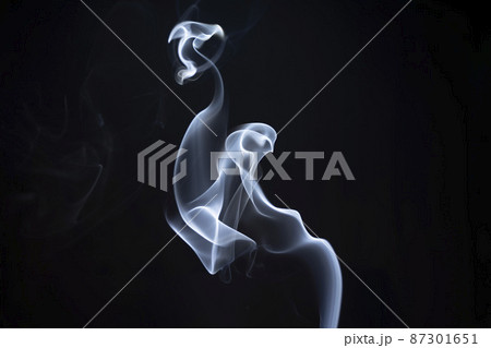 お線香の煙　お彼岸　お参り　アート　シルキー　美　 87301651