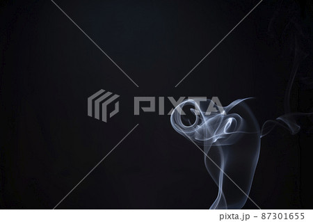 お線香の煙　お彼岸　お参り　アート　シルキー　美　 87301655