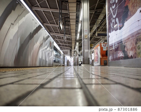 鉄道駅設備、ローアングル、JR西日本、駅の景色、鉄道ファン、京都駅、旅行、おもしろい鉄道写真 鉄道駅設備、ローアングル、JR西日本、駅の景色、鉄道ファン、京都駅、旅行、おもしろい鉄道写真 87301886