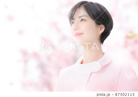 メインビジュアルにも！春の美容系ナースや看護師のイメージに使いやすいアジア人女性のポートレート　コピ 87302113