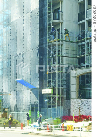 マンション大規模修繕工事 足場設営風景 ウインチ作業【縦構図】 マンション大規模修繕工事 足場設営風景 ウインチ作業【縦構図】 87303087