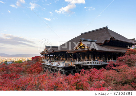 [京都]紅葉の清水寺舞台の風景 87303891