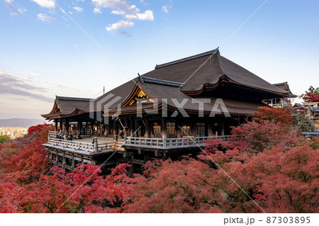 [京都]紅葉の清水寺舞台の風景 87303895