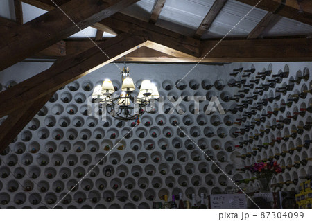 無数の壁の穴に貯蔵されているワインボトル・スペイン・バレンシア 無数の壁の穴に貯蔵されているワインボトル・スペイン・バレンシア 87304099