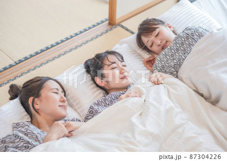女子旅・布団で眠る女性たち(睡眠) 女子旅・布団で眠る女性たち(睡眠) 87304226