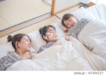 女子旅・布団で眠る女性たち（睡眠） 87304227
