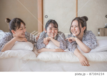女子旅・布団でくつろぐ女性たち(爆笑) 女子旅・布団でくつろぐ女性たち(爆笑) 87304234