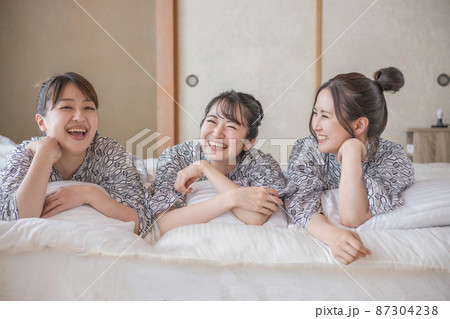 女子旅・布団でくつろぐ女性たち(爆笑) 女子旅・布団でくつろぐ女性たち(爆笑) 87304238