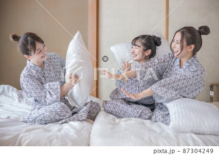 女子旅・枕なげをする女性たち 87304249