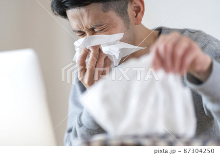 花粉症が辛い男性 花粉症イメージ 花粉症が辛い男性 花粉症イメージ 87304250