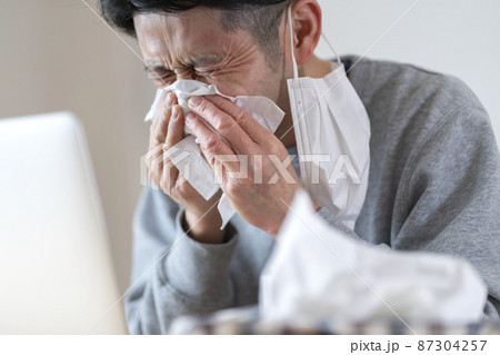 花粉症が辛い男性 花粉症イメージ 花粉症が辛い男性 花粉症イメージ 87304257