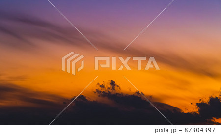早春の夕刻の西の空  たなびく雲と湧き上がる雲 16:9　a-2-2 高彩度 87304397
