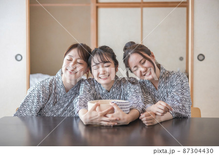 温泉旅行に来た女友達(部屋・3人) 温泉旅行に来た女友達(部屋・3人) 87304430
