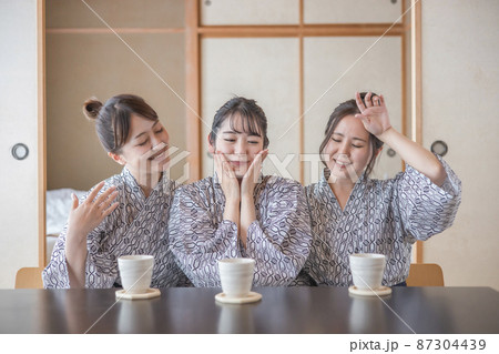 美肌の湯に入る女性 87304439