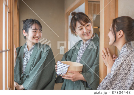 温泉旅行に来て窓の外を眺める女友達（3人） 87304448