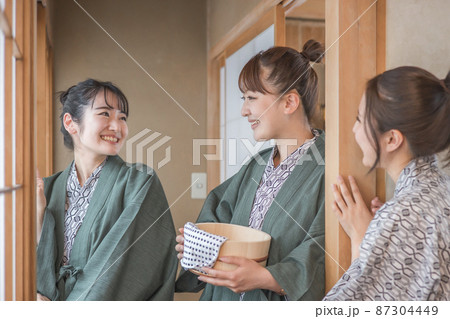 温泉旅行に来て窓の外を眺める女友達(3人) 温泉旅行に来て窓の外を眺める女友達(3人) 87304449