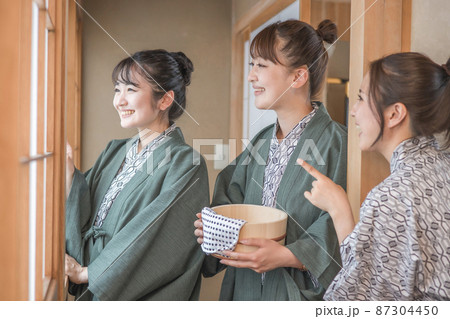 温泉旅行に来て窓の外を眺める女友達（3人） 87304450