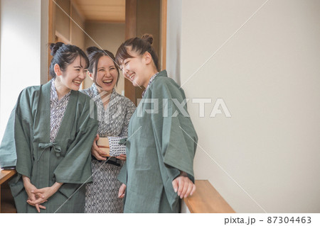 温泉旅行に来た女友達（廊下・3人） 87304463