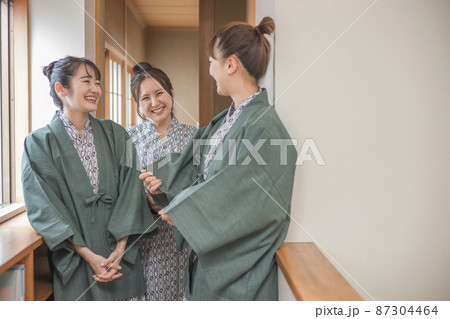 温泉旅行に来た女友達(廊下・3人) 温泉旅行に来た女友達(廊下・3人) 87304464