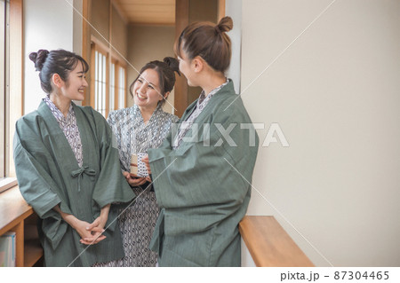 温泉旅行に来た女友達(廊下・3人) 温泉旅行に来た女友達(廊下・3人) 87304465