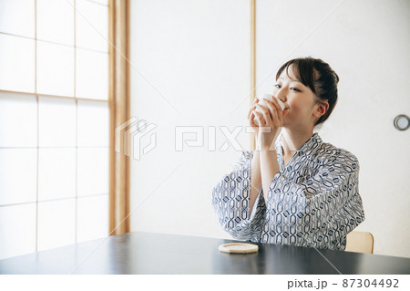 温泉旅行に来た女性(飲む) 温泉旅行に来た女性(飲む) 87304492