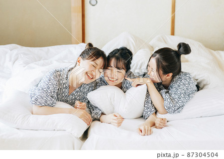 女子旅・布団でくつろぐ女性たち(相談) 女子旅・布団でくつろぐ女性たち(相談) 87304504