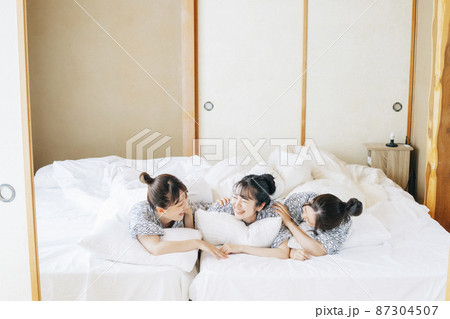 女子旅・布団でくつろぐ女性たち(相談) 女子旅・布団でくつろぐ女性たち(相談) 87304507