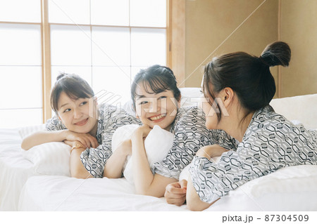 女子旅・布団でくつろぐ女性たち（相談） 87304509