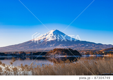 河口湖から眺める朝焼けの富士山 冬景 河口湖から眺める朝焼けの富士山 冬景 87304749