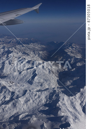 機上から見た雪をかぶったヨーロッパアルプス 機上から見た雪をかぶったヨーロッパアルプス 87305018