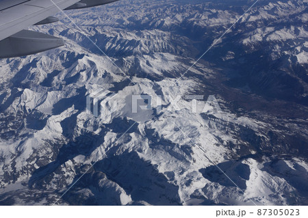 機上から見た雪をかぶったヨーロッパアルプス 機上から見た雪をかぶったヨーロッパアルプス 87305023