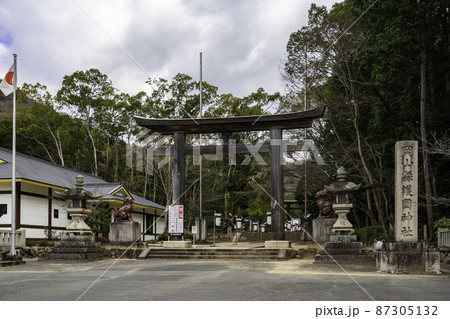 岡山縣護國神社 鳥居 岡山県岡山市 岡山縣護國神社 鳥居 岡山県岡山市 87305132