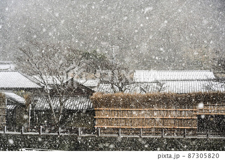 雪が降る能登の風景 87305820
