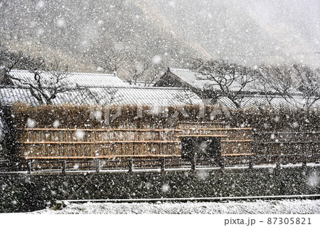 雪が降る能登の風景 87305821