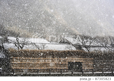 雪が降る能登の風景 87305823