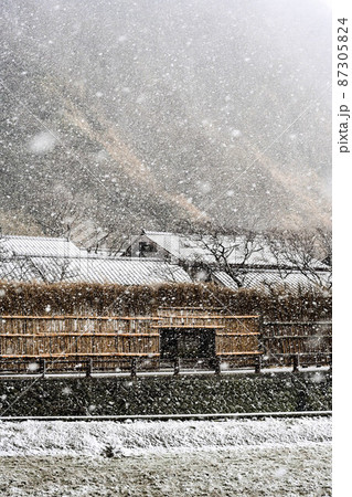 雪が降る能登の風景 87305824