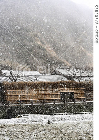 雪が降る能登の風景 雪が降る能登の風景 87305825