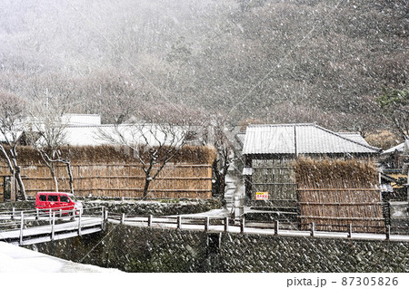 雪が降る能登の風景 87305826