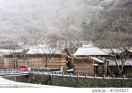 雪が降る能登の風景 87305827