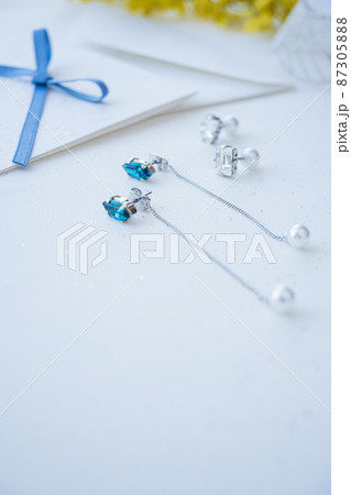 クリスタルとパールのピアス アクセサリーのプレゼントイメージ クリスタルとパールのピアス アクセサリーのプレゼントイメージ 87305888