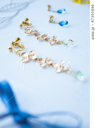 揺れるイヤリングとピアス　手紙　リボン　アクセサリーのプレゼントイメージ 87305896