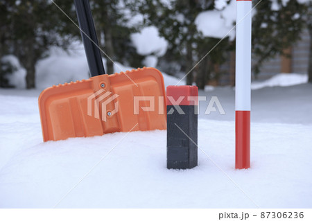 雪にうもれた境界杭 冬の測量 土地 イメージ 雪にうもれた境界杭 冬の測量 土地 イメージ 87306236