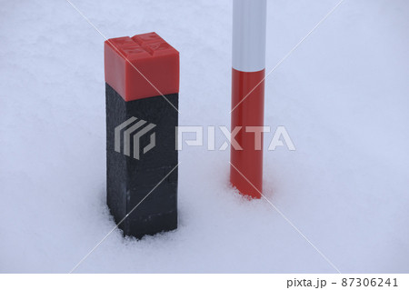 雪にうもれた境界杭 冬の測量 土地 イメージ 雪にうもれた境界杭 冬の測量 土地 イメージ 87306241