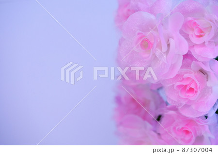 ミラーの上の薔薇の造花 87307004