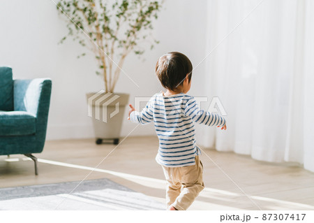 赤ちゃんが歩くの写真素材